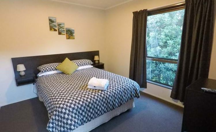 Private double ensuite room at YHA Ahipara
