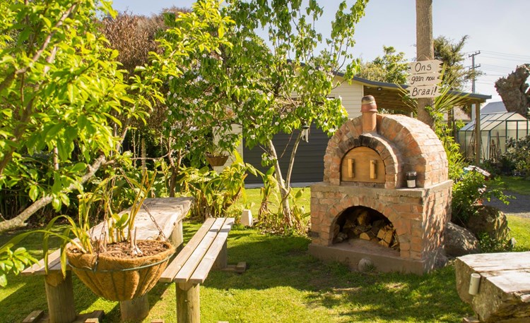 YHA Whanganui - back garden and woodfired pizza oven